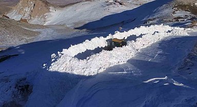 Hakkari'de 4 metre karla mücadele