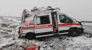 Hakkari'de ambulans kaza yaptı: 3 yaralı