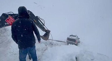Hakkari'de kamyonet şarampole düştü, mahsur kalan 3 kişiyi ekipler kurtardı