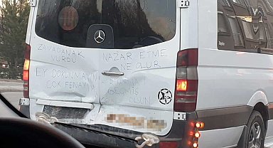 Hasarlı aracın üzerindeki yazılar dikkat çekti