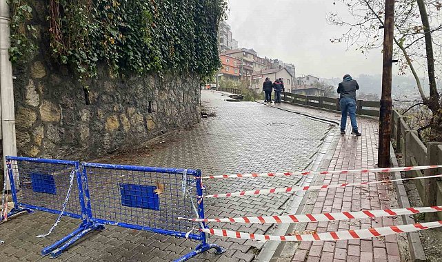 Hastane yolunda heyelan oldu, yol trafiğe kapatıldı