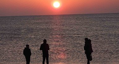 Hatay'da gökyüzü kızıla boyandı