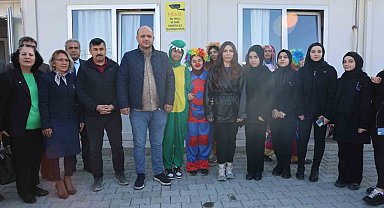 Hatay'da kız öğrencilerin diktikleri kıyafetler ve kuklalar çocuklara hediye edildi