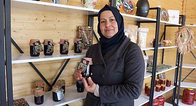 Hem ilçelerini tanıtıyorlar hem para kazanıyorlar