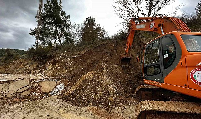 Heyelan nedeniyle kapanan yola Menteşe Belediyesi müdahale etti