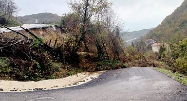 Heyelan yolu ulaşıma kapattı