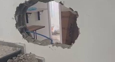 Hırsızlar duvarı delip içeriye girdi