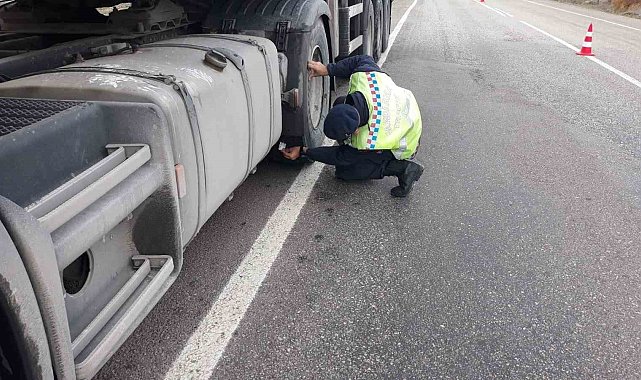 Hisarcık'ta jandarma trafik ekiplerinden kış lastiği denetimi