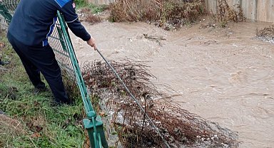 Hisarcık'ta sel sularına kapılan kediyi zabıta ve itfaiye ekipleri kurtardı