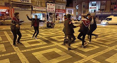 Hızını almayan asker adayları eğlenceye ilçe meydanında devam etti