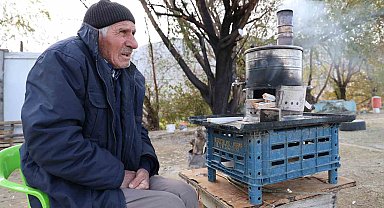 İçinde yaşadığı ve iş yeri olduğu barakası yandı, 75 yaşında zor durumda kaldı