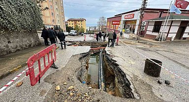 İçme suyu isale hattı patladı, ortalık savaş alanına döndü