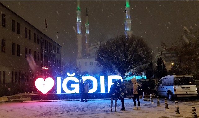 Iğdır merkeze mevsimin ilk karı yağdı