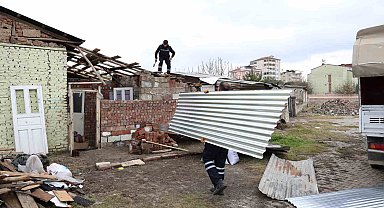 İHA'nın haberi ses getirdi: Barakada yaşayan ailenin yardımına Elazığ Belediyesi yetişti
