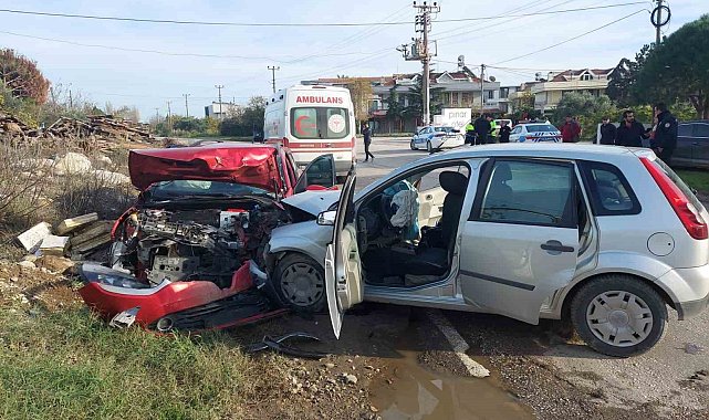 İki araç kafa kafa çarpıştı: 8 yaralı