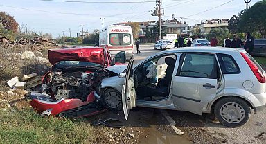 İki araç kafa kafa çarpıştı: 8 yaralı