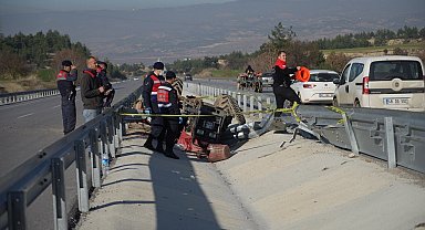 İki bariyer arasına devrilen traktörün sürücüsü hayatını kaybetti