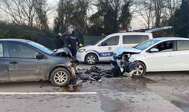 İki otomobil kafa kafaya çarpıştı: 2'si çocuk 4 yaralı