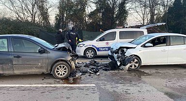 İki otomobil kafa kafaya çarpıştı: 2'si çocuk 4 yaralı
