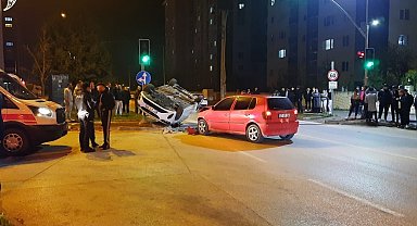 İki otomobil kavşakta çarpıştı: 2 yaralı