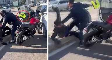 İlginç kavga kamerada! Motorcuyu kendi kaskıyla dövdü, sebebi 'pes' dedirtti