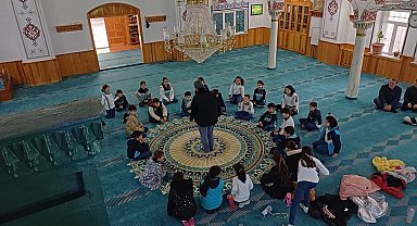 İlkokul öğrencileri camiyi gezdi