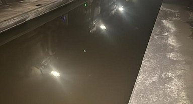 İngiltere'de tüneli su bastı, tren seferleri iptal edildi