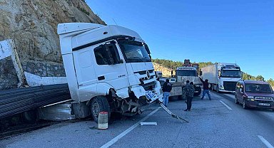 İnşaat demiri yüklü tırın kaydı, karayolunda trafik durma noktasına geldi