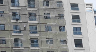 İnşaat ustalarının tehlikeli mesaisi görenleri korkuttu