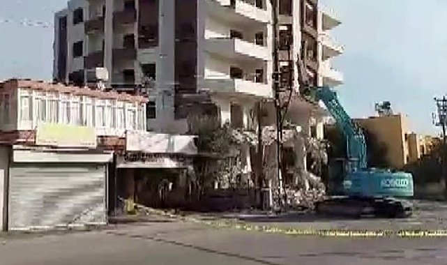 İş makinesinin dokunuşuyla 5 katlı bina yerle bir oldu