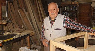 İş yeri tabelası gibi, kendi de yıllara meydan okuyor