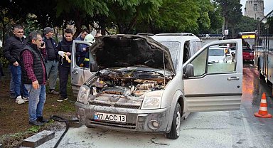 İşe giden su tesisatçısının aracı seyir halindeyken yandı