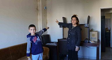 İşitme engelli annesiyle sokağa atılmaktan korkuyor