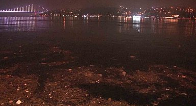 İstanbul Boğazındaki kirlilik vatandaşı isyan ettirdi: "İki aydır buraya bir balık yaklaşmıyor"