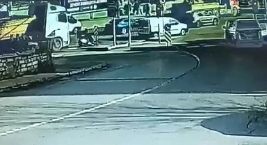 İstanbul'da hafriyat kamyonu dehşeti kamerada: Motosikletli atlayarak ezilmekten kurtuldu