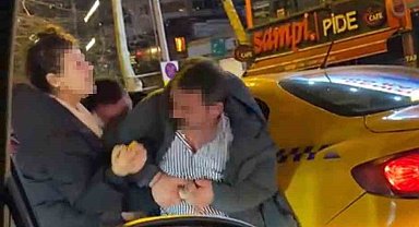 İstanbul'da taksici ile müşteri arasında "beni almadın" kavgası kamerada: Trafikte ortalık birbirine girdi