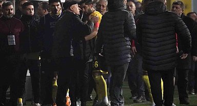 İstanbulspor Başkanı Ecmel Faik Sarıalioğlu, takımı sahadan çekti