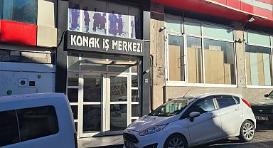 İşyerlerini soymak isteyen hırsızlar, kendilerini kaydeden güvenlik kamerasını da çaldı