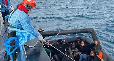 İzmir açıklarında göçmen hareketliliği: 100 göçmen karaya çıkartıldı