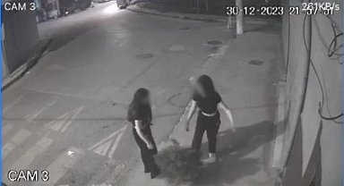 İzmir'de 2 genç kızın kaldırımdaki ağacı tekmeledikleri anlar kamerada