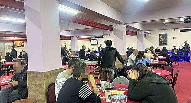 İzmir'de kumar oynayan 88 kişiye baskın
