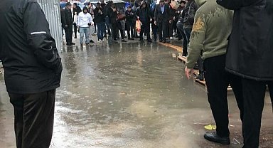 İzmir'de sağanak yağış ilginç görüntülere neden oldu