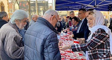 İzmit Belediyesi 12 şehit için Mevlid-i Şerif okutup helva dağıttı