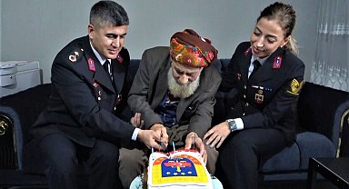 Jandarma, Cumhuriyet ile yaşıt olan dedeyi evinde ziyaret ederek doğum gününü kutladı
