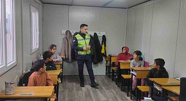 Jandarma ekiplerinden öğrencilere trafik eğitimi