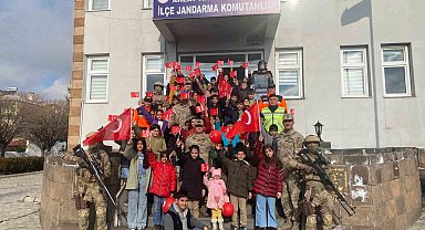 Jandarma personeli çocuklarla buluştu