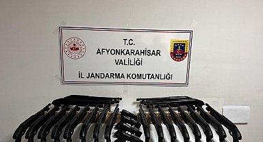 Jandarma ruhsatsız tüfek ve tabanca ele geçirdi