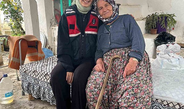Jandarma yaşlı çınarları unutmuyor