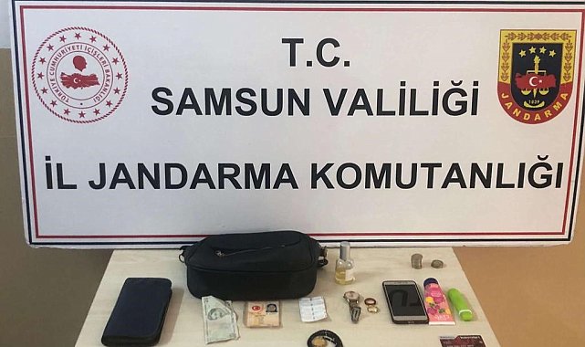 Jandarma yol kenarında bulduğu çantayı sahibine teslim etti