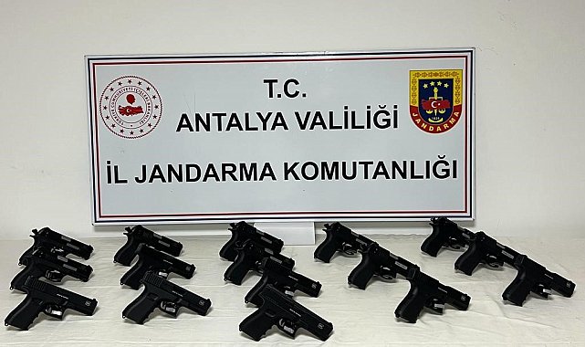 Jandarmadan seyir halindeki otomobile ruhsatsız silah operasyonu